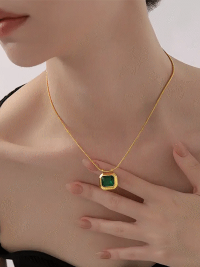 Emerald bold necklace