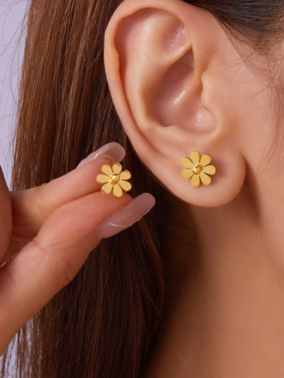 Daisy floral ear studs