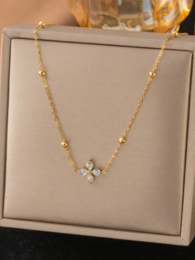 Four-leaf clover necklace white